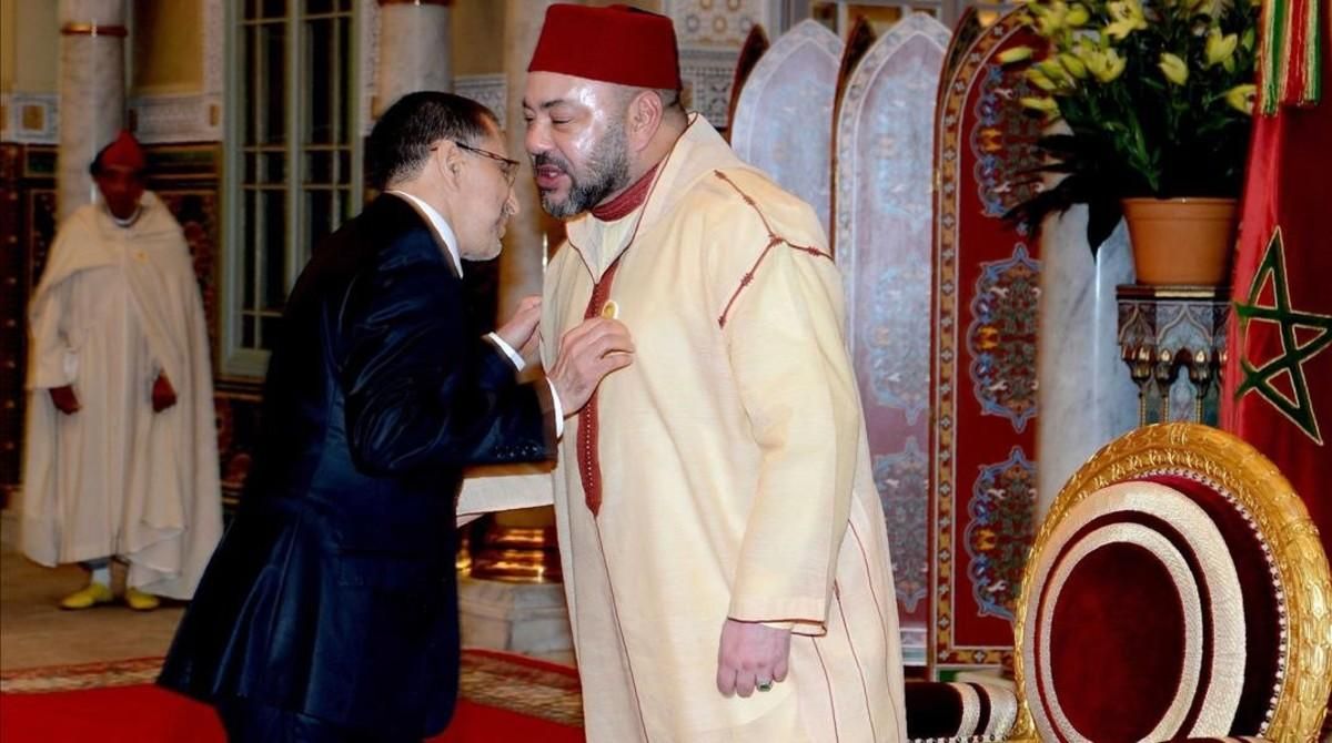 Al Othmani saluda al rey Mohamed VI en el palacio real, en Casablanca, el 17 de marzo. Al Othmani saluda al rey Mohamed VI en el palacio real, en Casablanca, el 17 de marzo.
