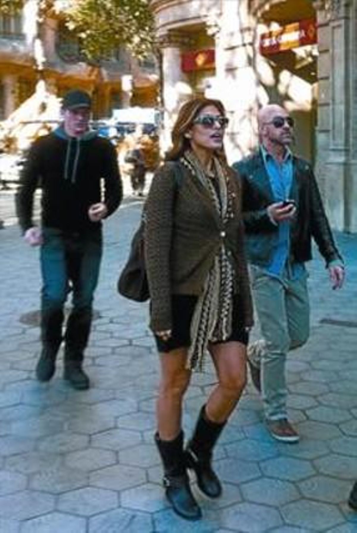 Eva Mendes, ayer, en el restaurante L’Escamarlà, a la hora de la comida. A la derecha, la actriz, en el paseo de Gràcia, justo a la altura de la Pedrera (a su espalda). Eva Mendes, ayer, en el restaurante L’Escamarlà, a la hora de la comida. A la derecha, la actriz, en el paseo de Gràcia, justo a la altura de la Pedrera (a su espalda).