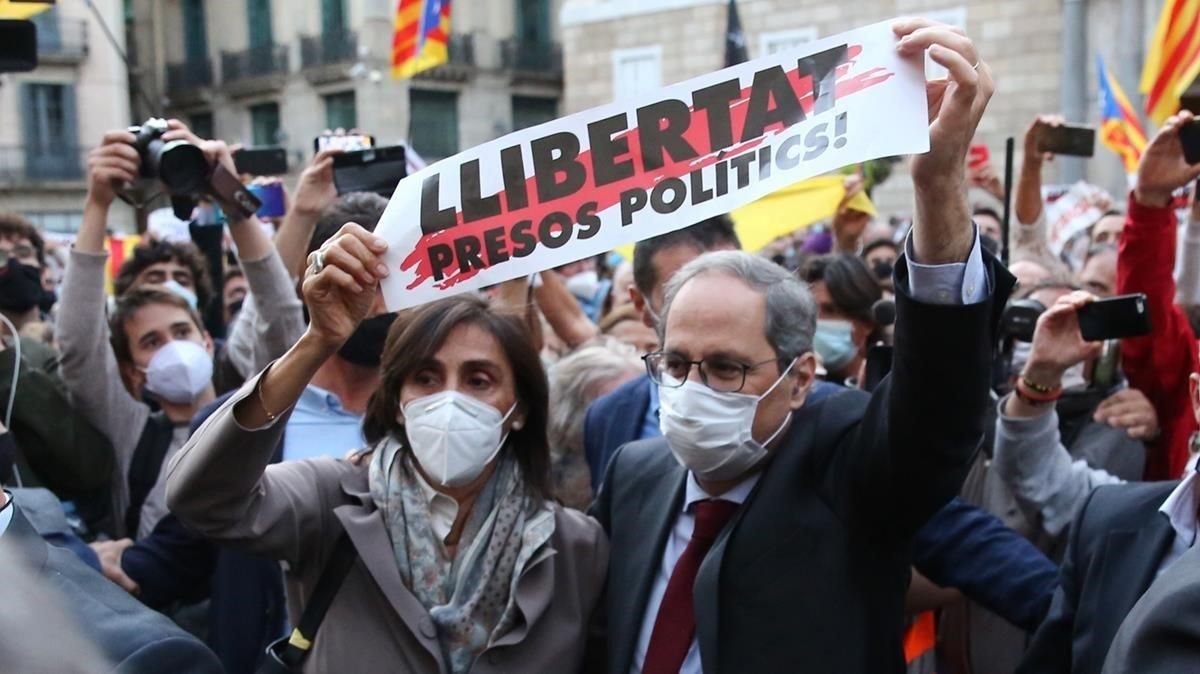 El ’president’ Quim Torra, y su mujer, Carola Miró, durante su paseo por la plaza de Sant Jaume de Barcelona. El ’president’ Quim Torra, y su mujer, Carola Miró, durante su paseo por la plaza de Sant Jaume de Barcelona.