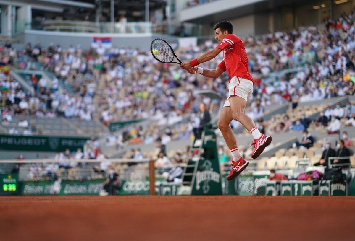 Djokovic parece que vuele para devolver una bola a Nadal, en París Djokovic parece que vuele para devolver una bola a Nadal, en París