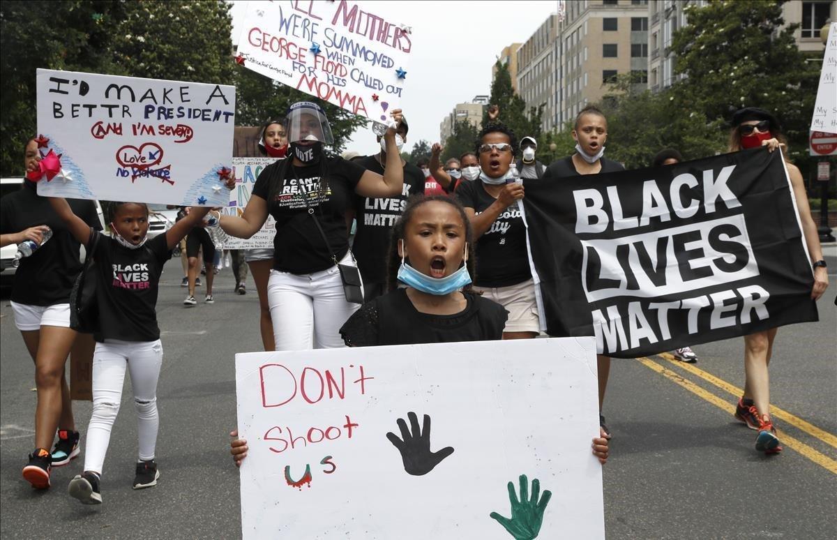 Participantes en la gran marcha contra el racismo en Washington, este sábado.