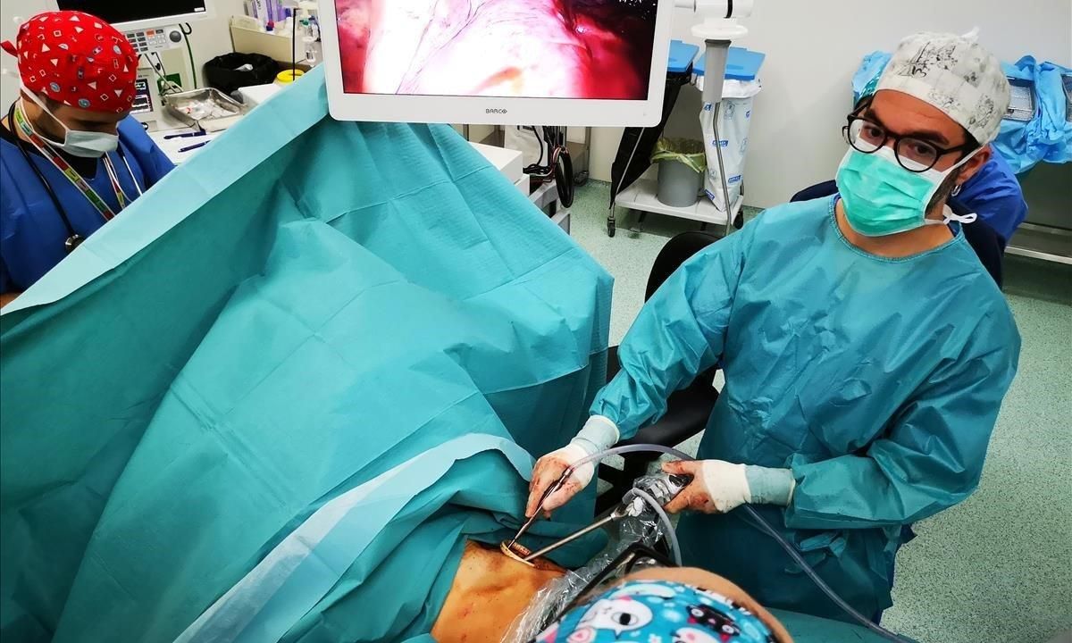 El doctor Joan Carles Trujillo, del servicio de Cirugía Torácica del Hospital de Sant Pau, operando a un paciente con cáncer de pulmón con una nueva técnica pionera El doctor Joan Carles Trujillo, del servicio de Cirugía Torácica del Hospital de Sant Pau, operando a un paciente con cáncer de pulmón con una nueva técnica pionera