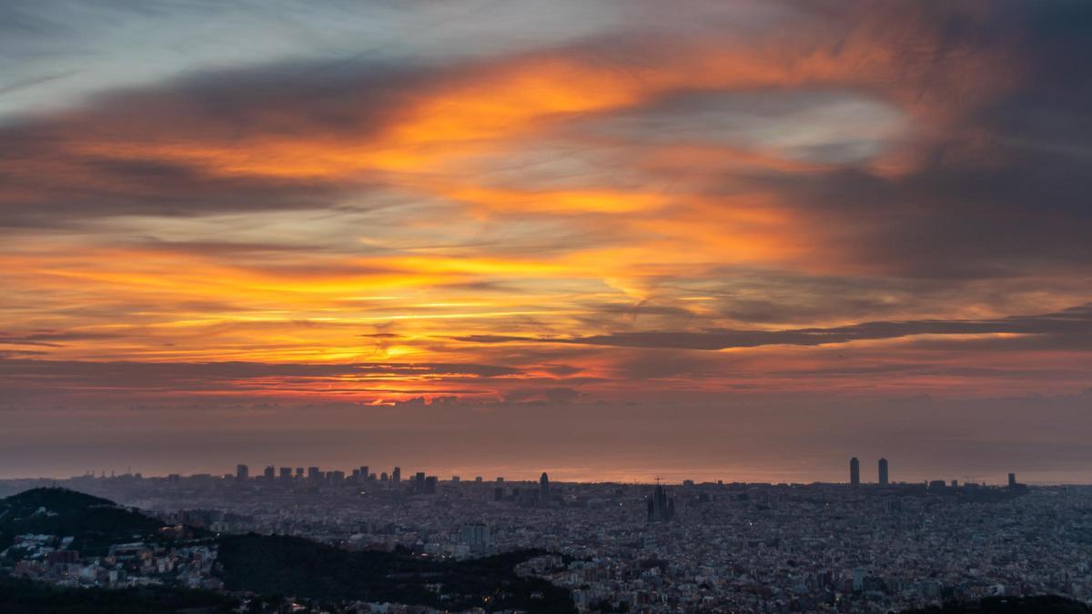 Salida del sol en Barcelona, el 17 de octubre del 2023, con presencia de nubes medias y altas
