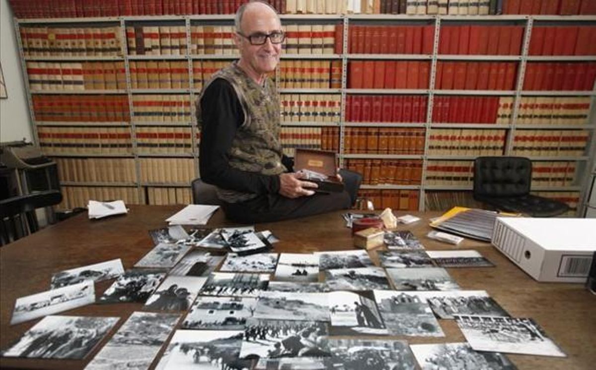Josep Cruanyes, con copias de las fotografías adquiridas por la Comissió de la Dignitat Josep Cruanyes, con copias de las fotografías adquiridas por la Comissió de la Dignitat