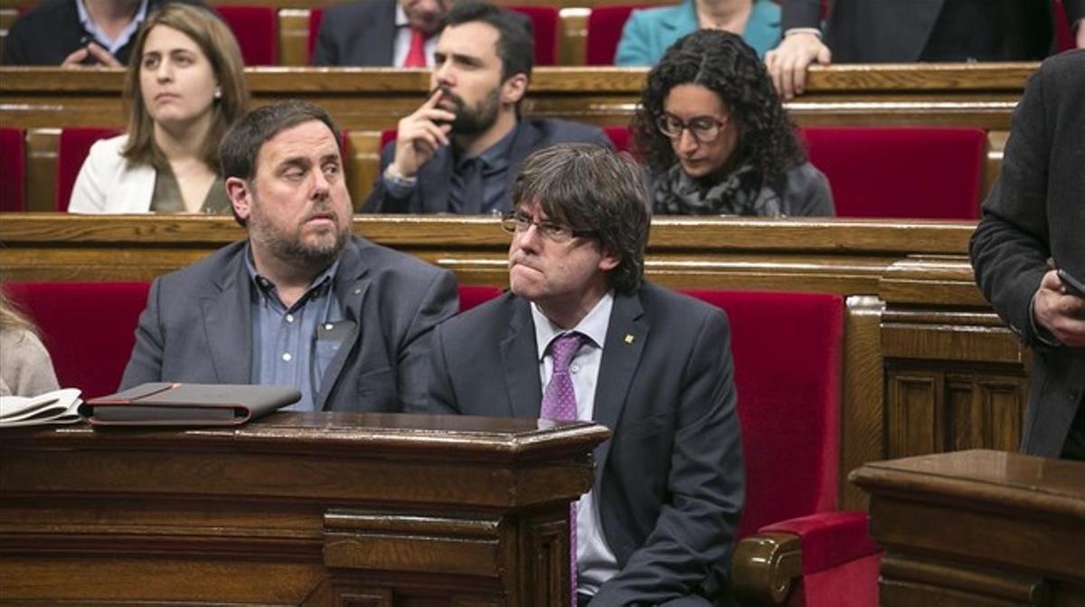 El ’president’ Carles Puigdemont y el vicepresidente Oriol Junqueras, en el Parlament.