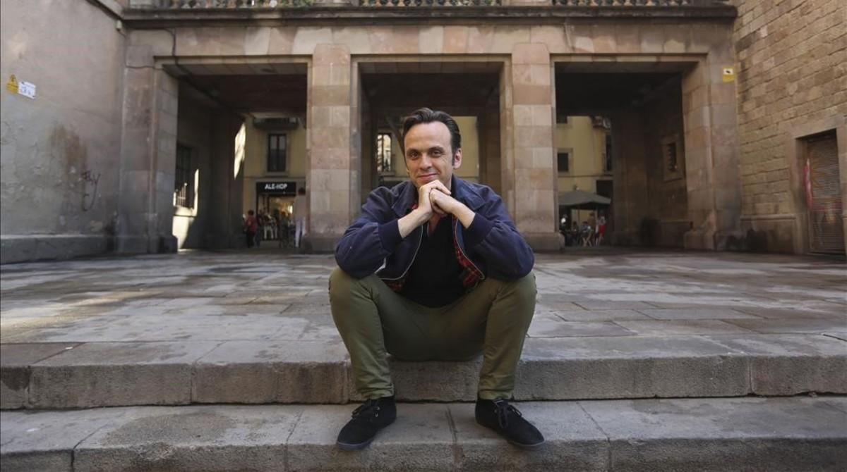 Iván Morales, en la plaza de Vicenç Martorell. Se sienta en las mismas escaleras donde posaban Marcel Borràs y Nao Albert en el cartel de su corto ’Dibujo de David’. Iván Morales, en la plaza de Vicenç Martorell. Se sienta en las mismas escaleras donde posaban Marcel Borràs y Nao Albert en el cartel de su corto ’Dibujo de David’.