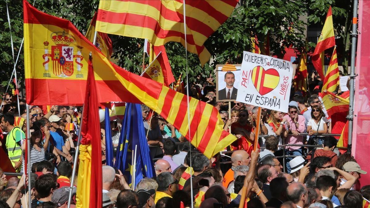 Un mar de banderas españolas en la Via Laietana