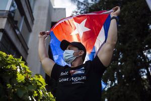 Un hombre ondea una bandera cubana durante las protestas del pasado 11 de julio.