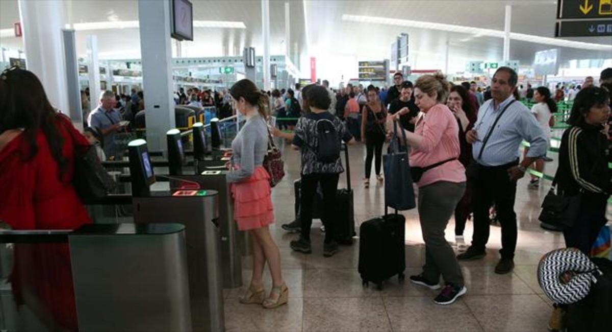 Un grupo de viajeros en la terminal T-1 del aeropuerto de El Prat, el pasado lunes.