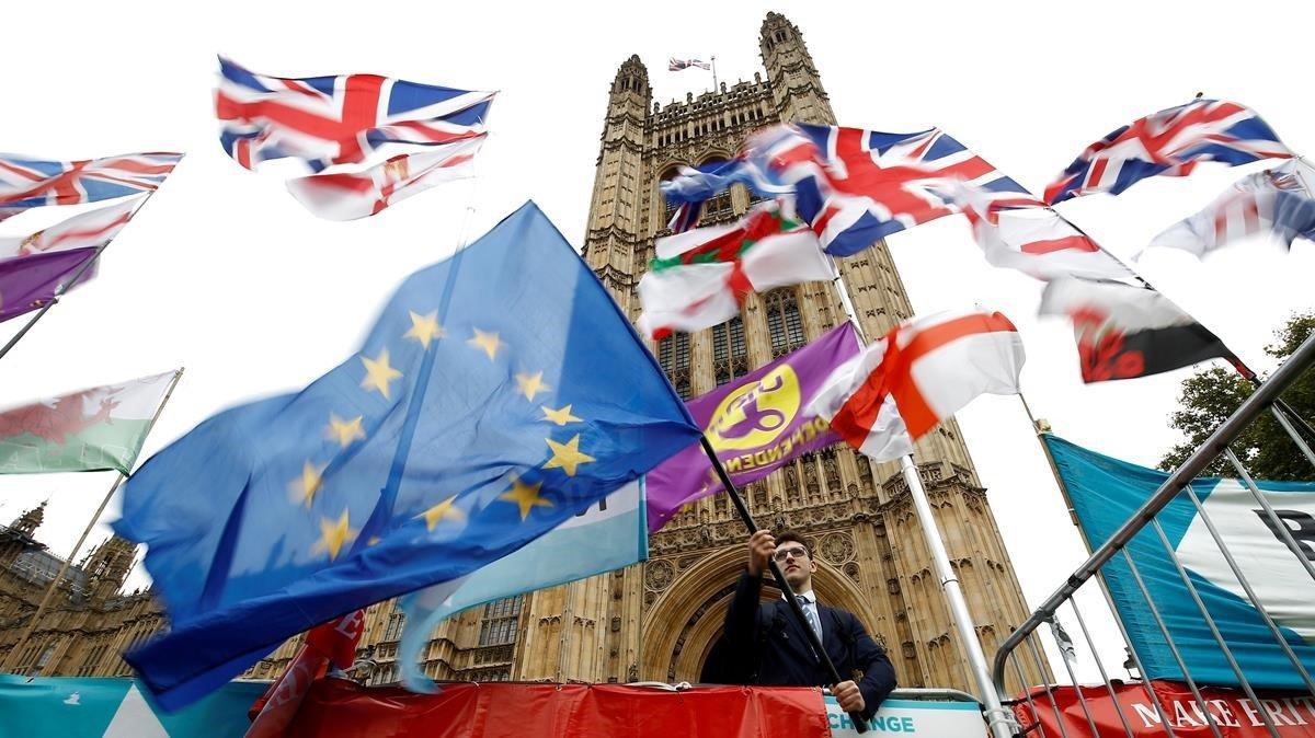 Banderas britanicas y europeas en Londres.