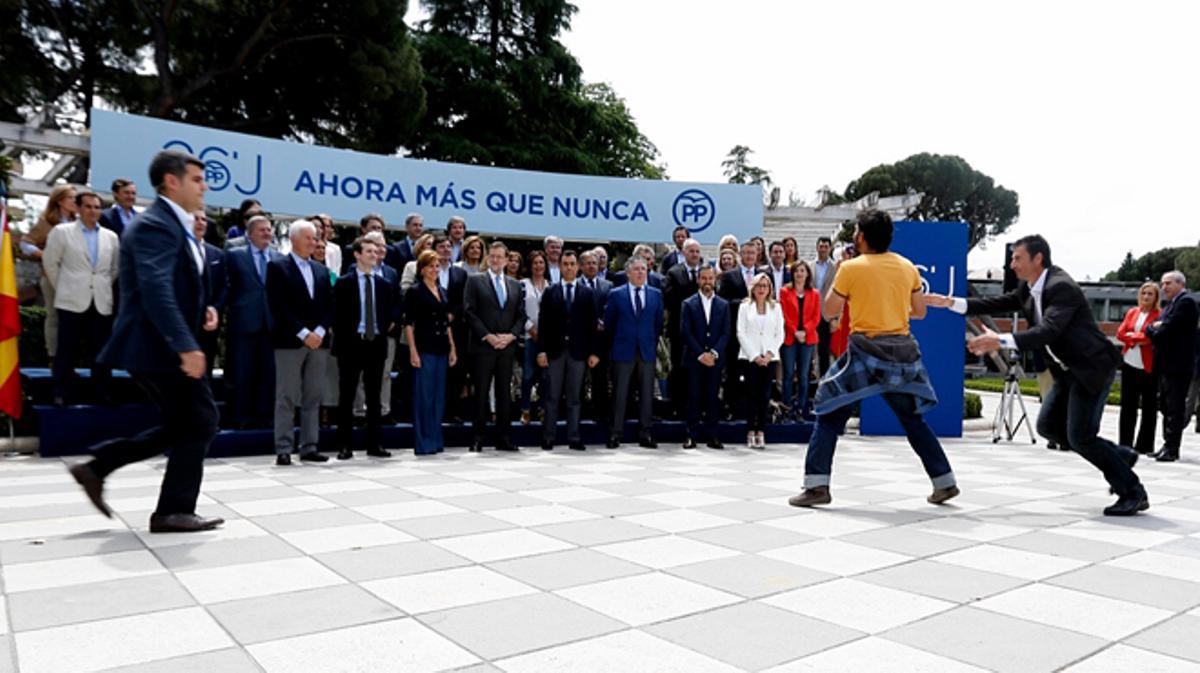 Un hombre interrumpe un acto de Rajoy al grito de "el PP es la mafia"