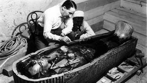 El arqueólogo Howard Carter, trabajando en el sarcófago de Tutankamón. 