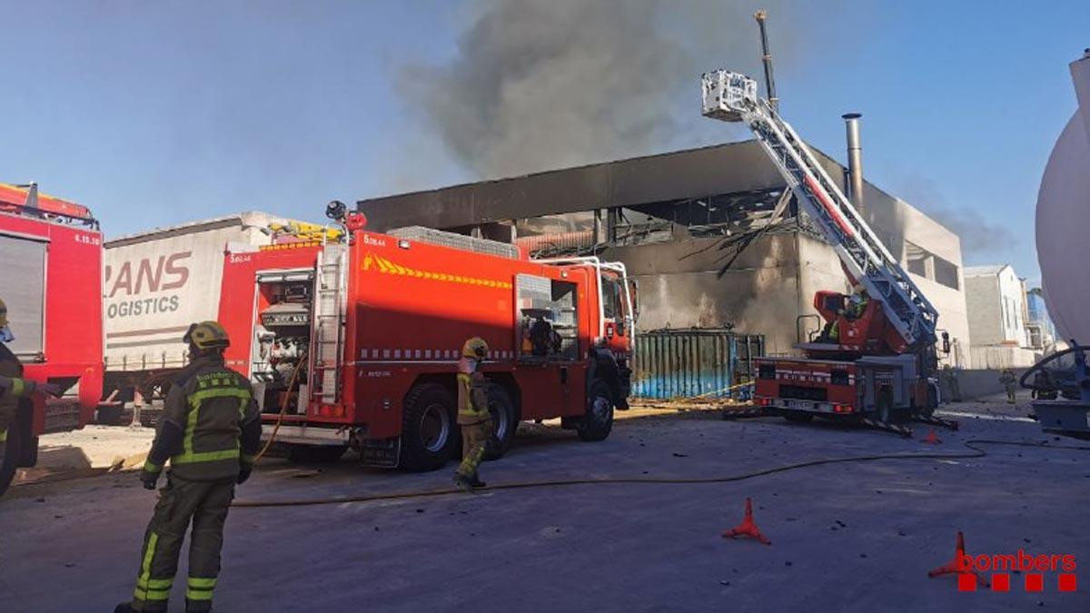 Quatre ferits en un incendi en una empresa de reciclatge de dissolvents del Baix Penedès