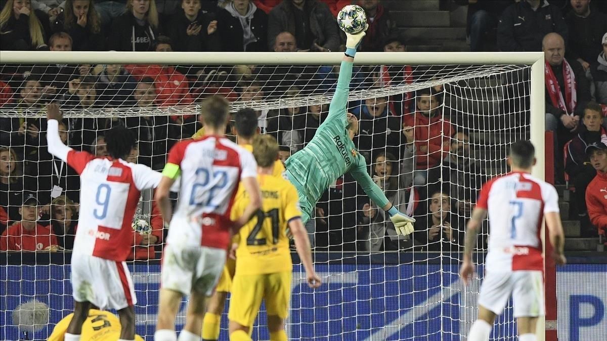 Ter Stegen realiza una parada espectacular ante el Slavia de Praga. Ter Stegen realiza una parada espectacular ante el Slavia de Praga.