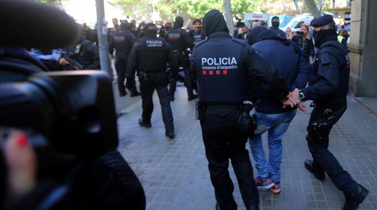 Detención de los Mossos d’Esquadra. Detención de los Mossos d’Esquadra.