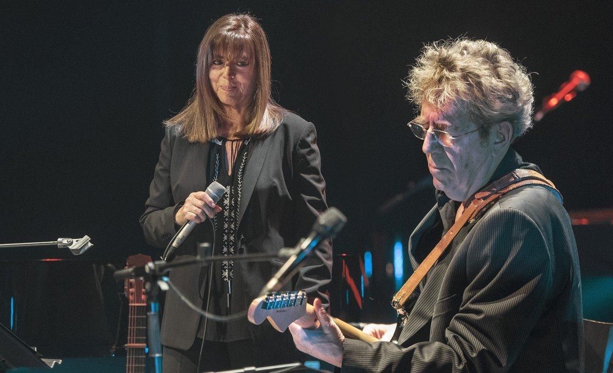 Maria del Mar Bonet, y Quico Pi de la Serra , en el Teatre Joventut de l Hospitalet . Maria del Mar Bonet, y Quico Pi de la Serra , en el Teatre Joventut de l Hospitalet .