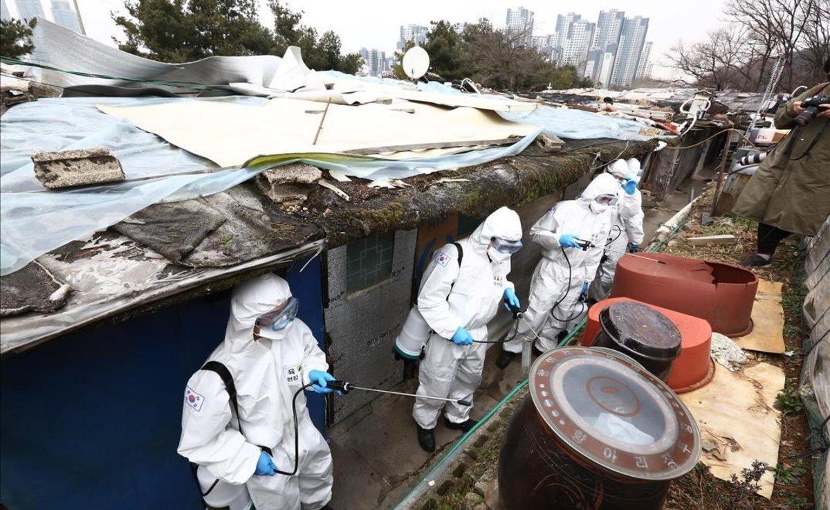 Soldados de Corea del Sur desinfectan un barrio de Seúl ante el temor de contagio del coronavirus.