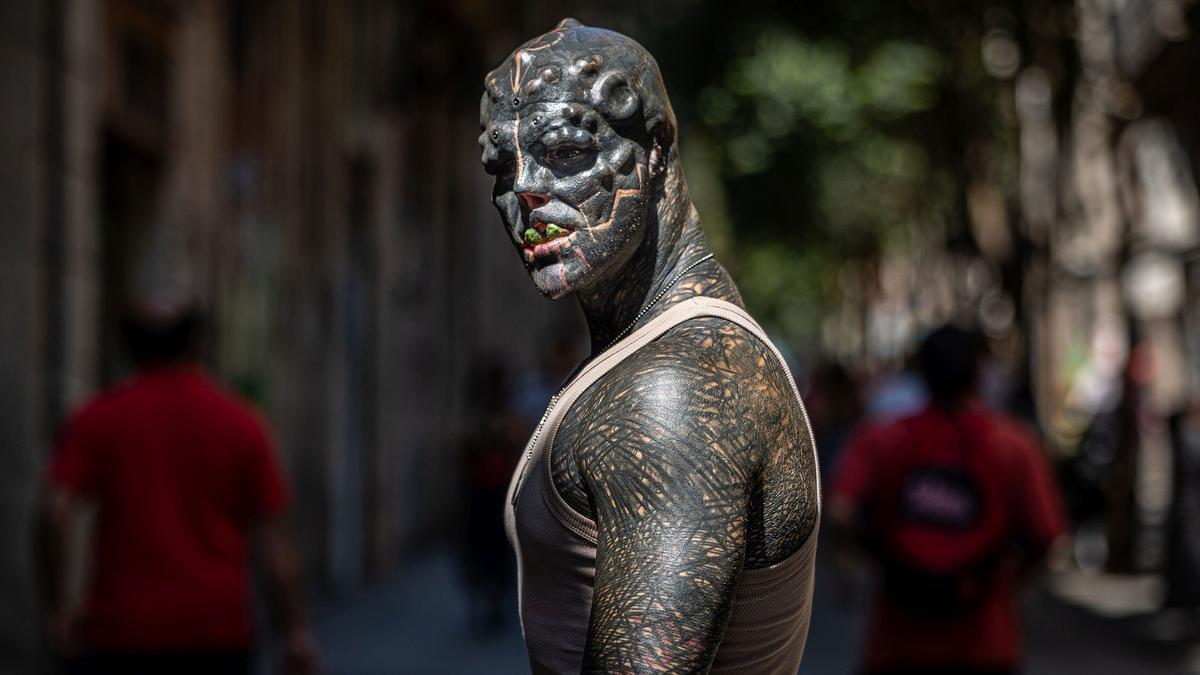 The Black Alien enseña su lengua bífida y verde en una calle de Barcelona, el pasado noviembre.