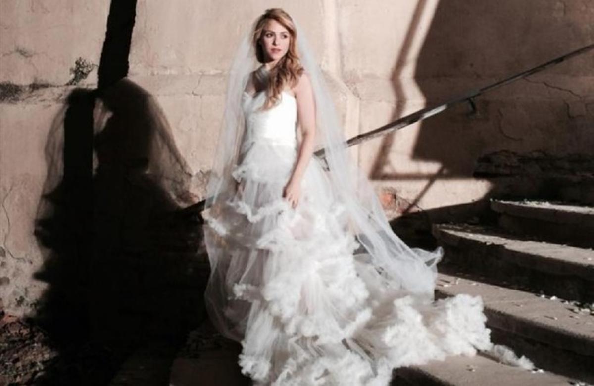 Shakira, posa vestida de novia en el set de grabación de su nuevo trabajo, ’Empire’, en Barcelona.