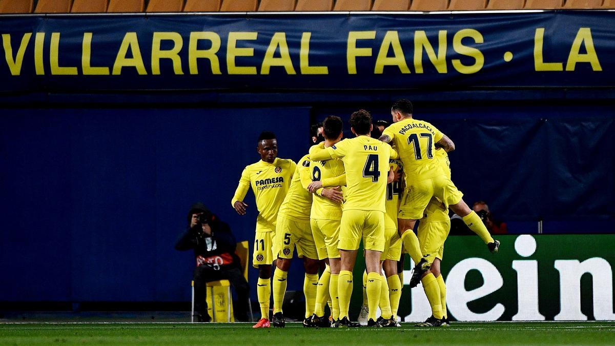 Los jugadores del Villarreal celebran el segundo gol que garantizaba su clasificación.