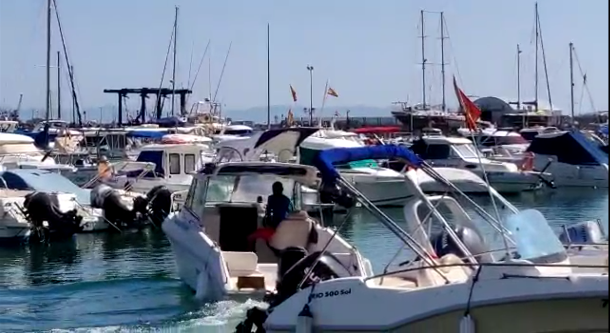 Un momento del intento de robo de una lancha por un menor migrante en el puerto depotivo de Melilla. Verano de 2019.