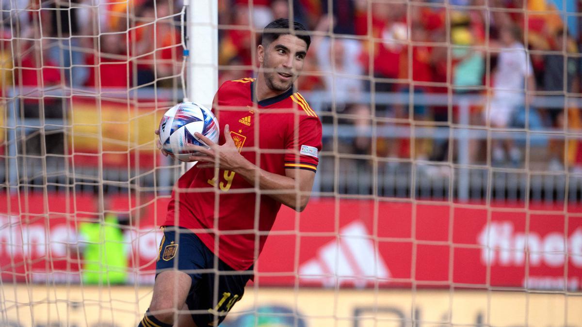 Carlos Soler se lleva el balón tras anotar el 1-0 en el España-República Checa.