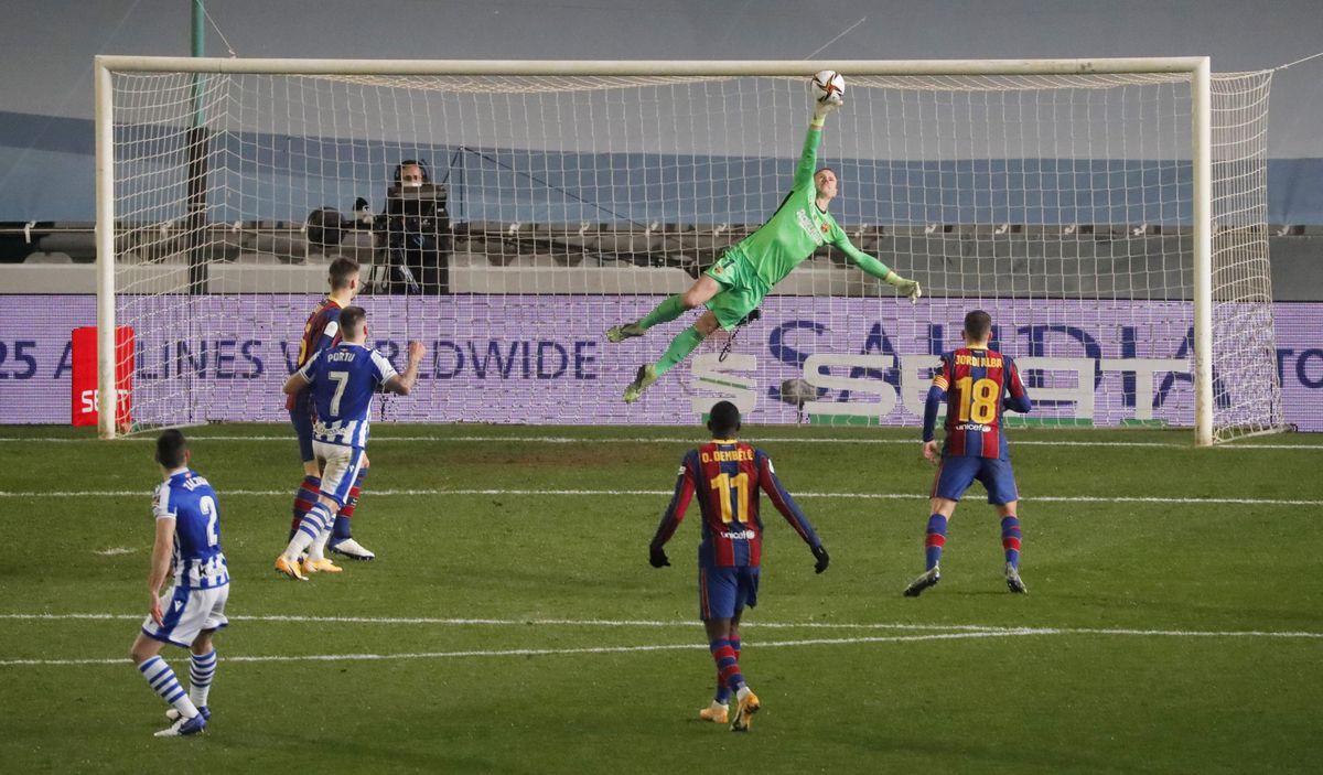 Excepcional parada de Ter Stegen a tiro de Zaldua. Excepcional parada de Ter Stegen a tiro de Zaldua.