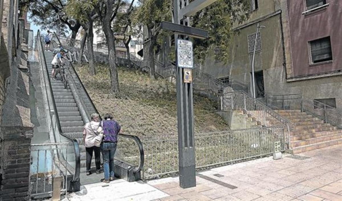 Vecinos de Horta-Guinardó suben la calle de Telègraf por las escaleras mecánicas.