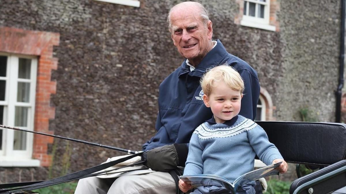 Felipe de Edimburgo y su bisnieto el principe Jorge Felipe de Edimburgo y su bisnieto el principe Jorge