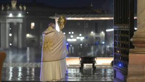 El papa Francisco imparte una histórica bendición ’Urbi et Orbi’ en soledad, desde una plaza de San Pedro del Vaticano totalmente vacía, este viernes