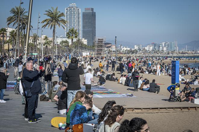 Los barceloneses acuden en masa a la playa para disfrutar del último día 'primaveral' antes de la llegada del frío