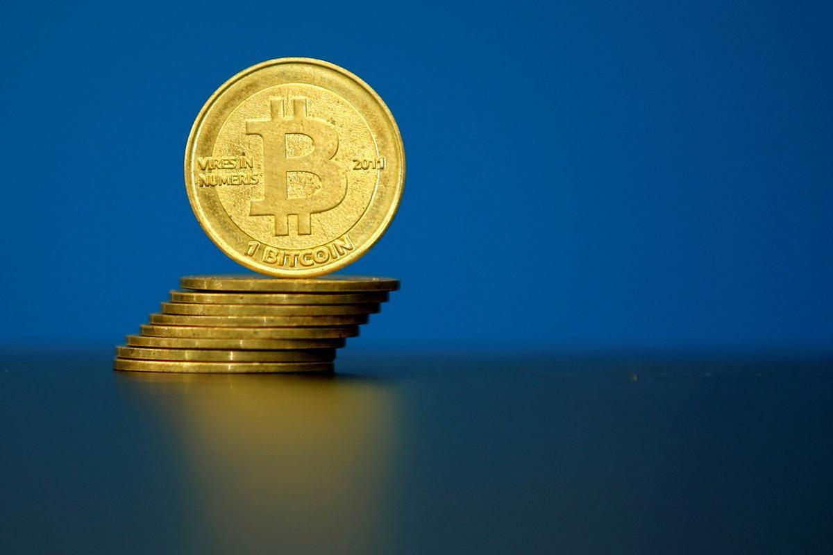 Foto de una ilustración de un bitcoin tomada en La Maison du Bitcoin in Paris.