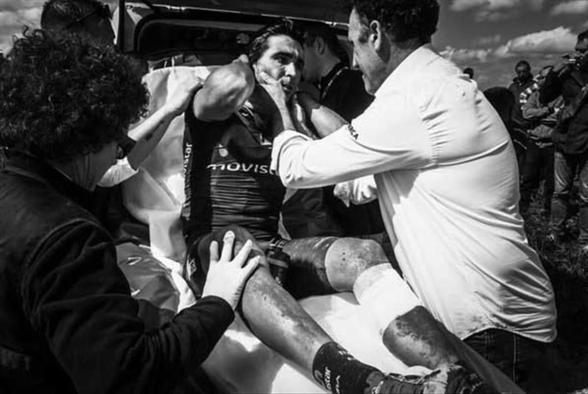 Fran Ventoso, consolado por su director García Acosta, en una ambulancia de la París-Roubaix. Fran Ventoso, consolado por su director García Acosta, en una ambulancia de la París-Roubaix.