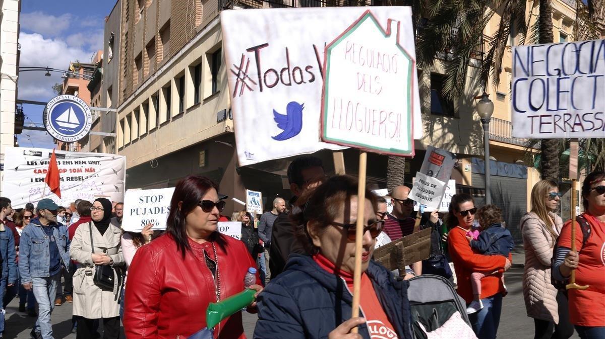 Manifestantes contra el fondo inversor Azora por mantener pisos sociales vacíos, a principios de marzo pasado.