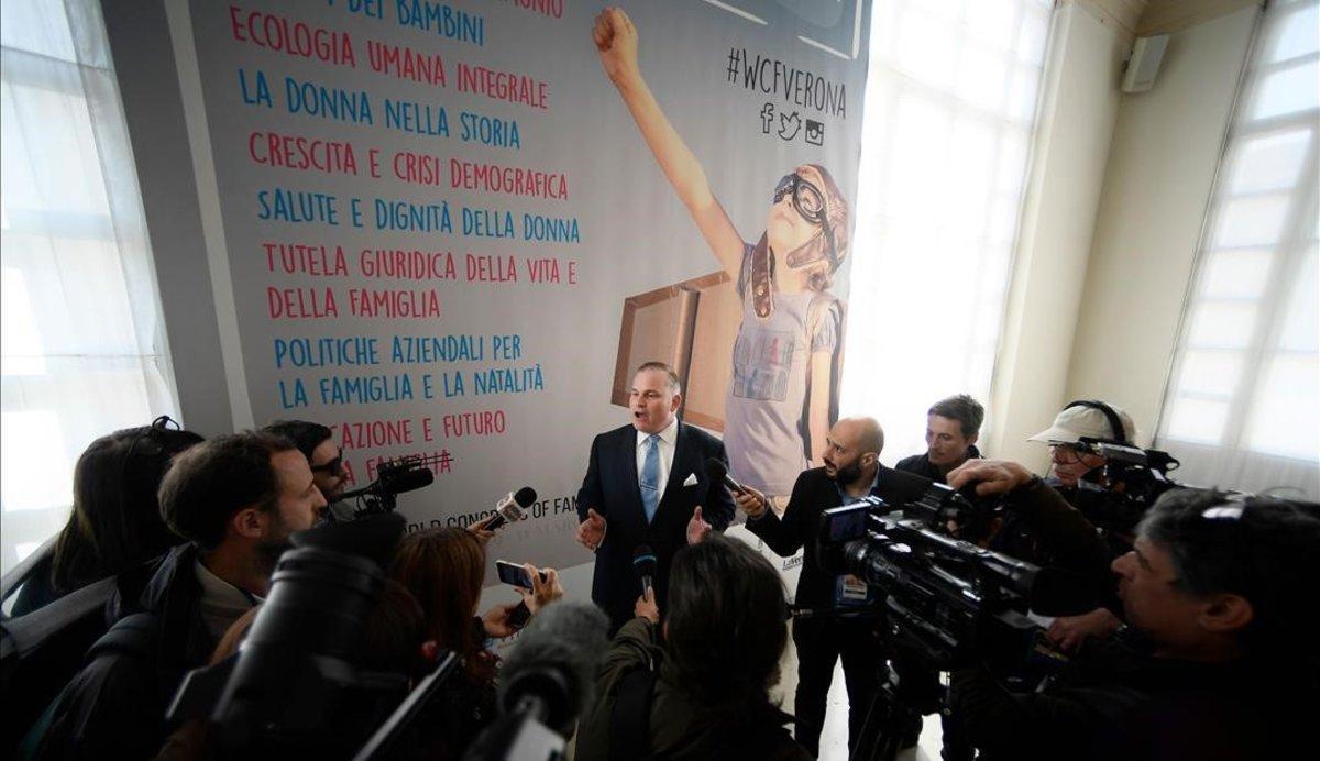 Brian S. Brown, presidente del Congreso Mundial de Familias, atiende a la prensa en Verona.