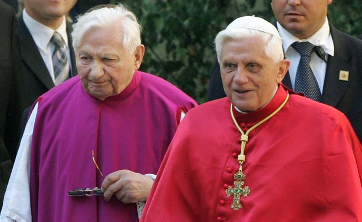 Benedicto XVI (derecha), junto a su hermano Georg Ratzinger, en una imagen de archivo. Benedicto XVI (derecha), junto a su hermano Georg Ratzinger, en una imagen de archivo.