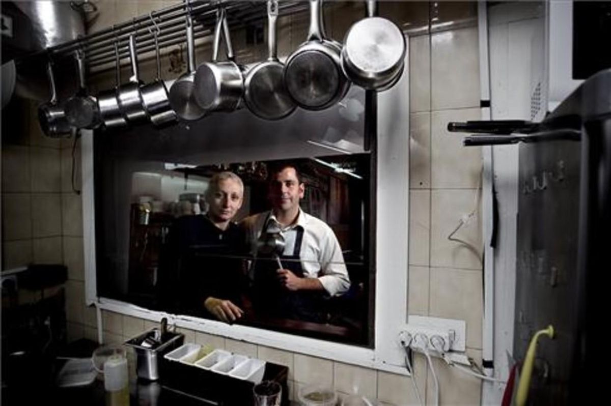 Xavi Codina y Elena Boldrini, vistos desde la cocina de La Panxa. Foto: Joan Cortadellas Xavi Codina y Elena Boldrini, vistos desde la cocina de La Panxa. Foto: Joan Cortadellas