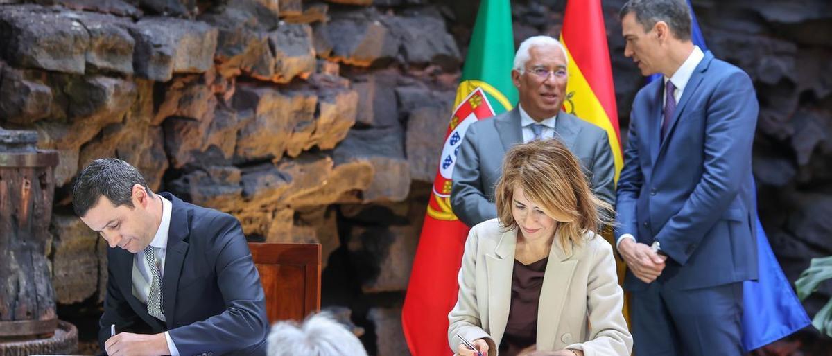 Antonio Costa y Pedro Sánchez, ante los ministros de Transportes de Portugal y España, durante la última Cumbre Ibérica de Lanzarote. Antonio Costa y Pedro Sánchez, ante los ministros de Transportes de Portugal y España, durante la última Cumbre Ibérica de Lanzarote.