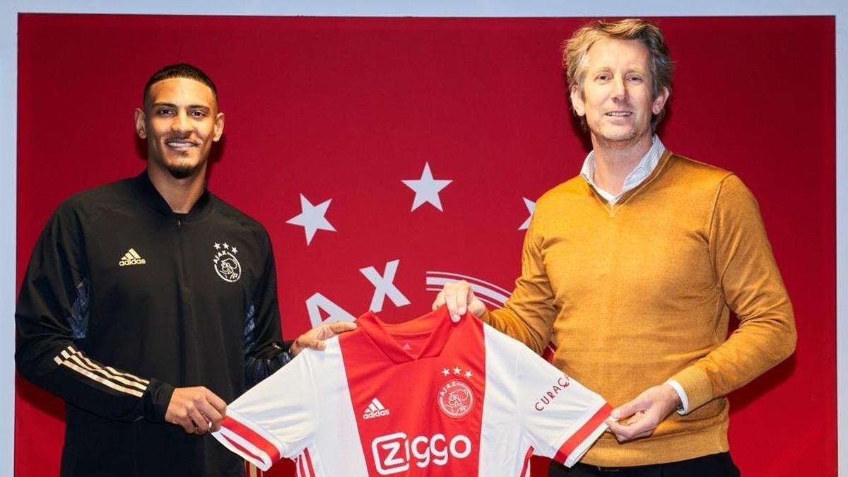 Haller junto a Van der Sar en su presentación con el Ajax. Haller junto a Van der Sar en su presentación con el Ajax.