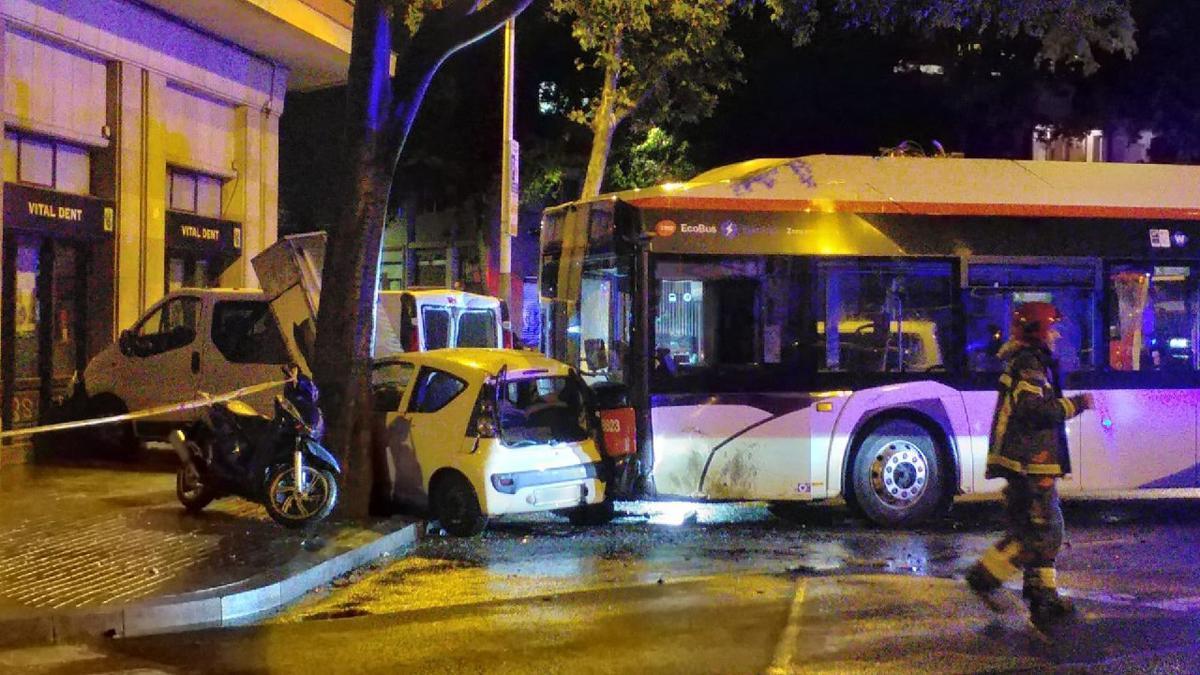 El autobús H16 accidentado en el cruce entre Floridablanca y Rocafort.
