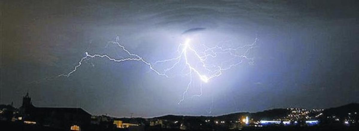 Descarga eléctrica durante una tormenta nocturna en Mataró.