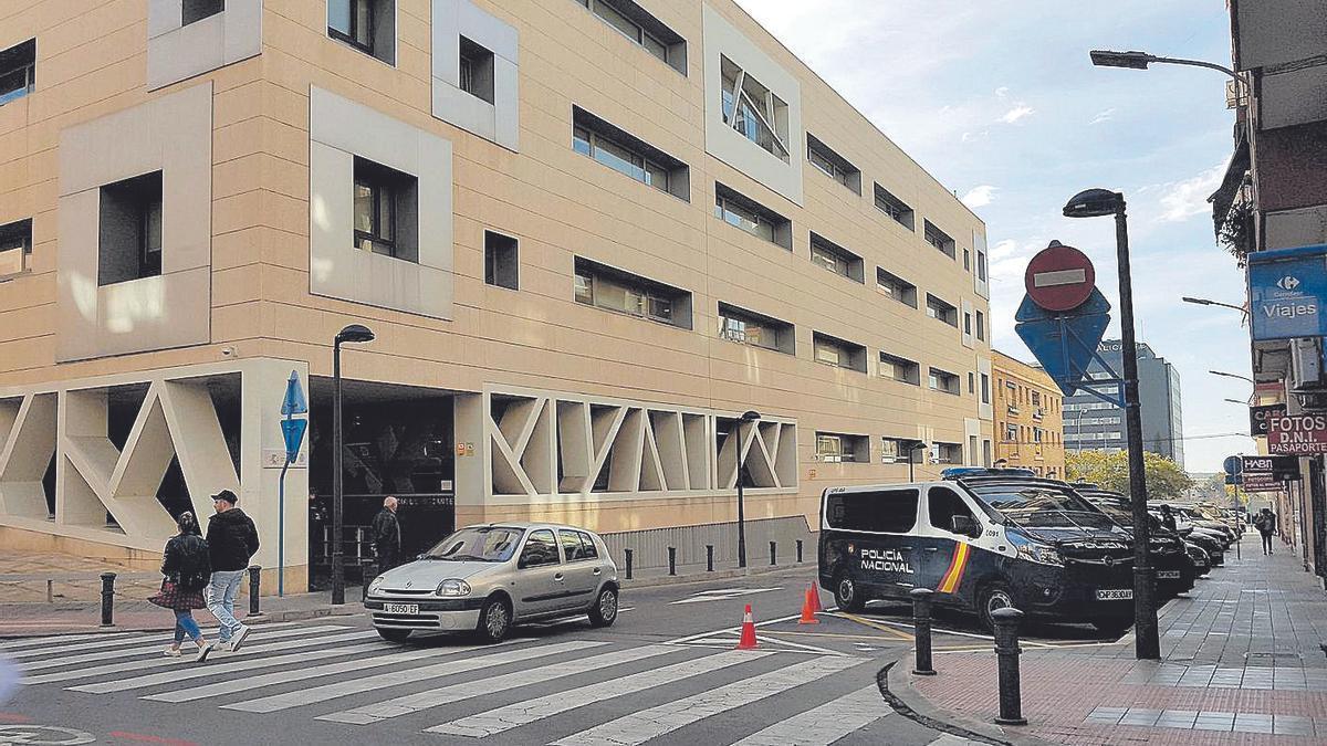 Dos detenidos por la violación de una niña de 14 años en los aseos de un supermercado de Alicante