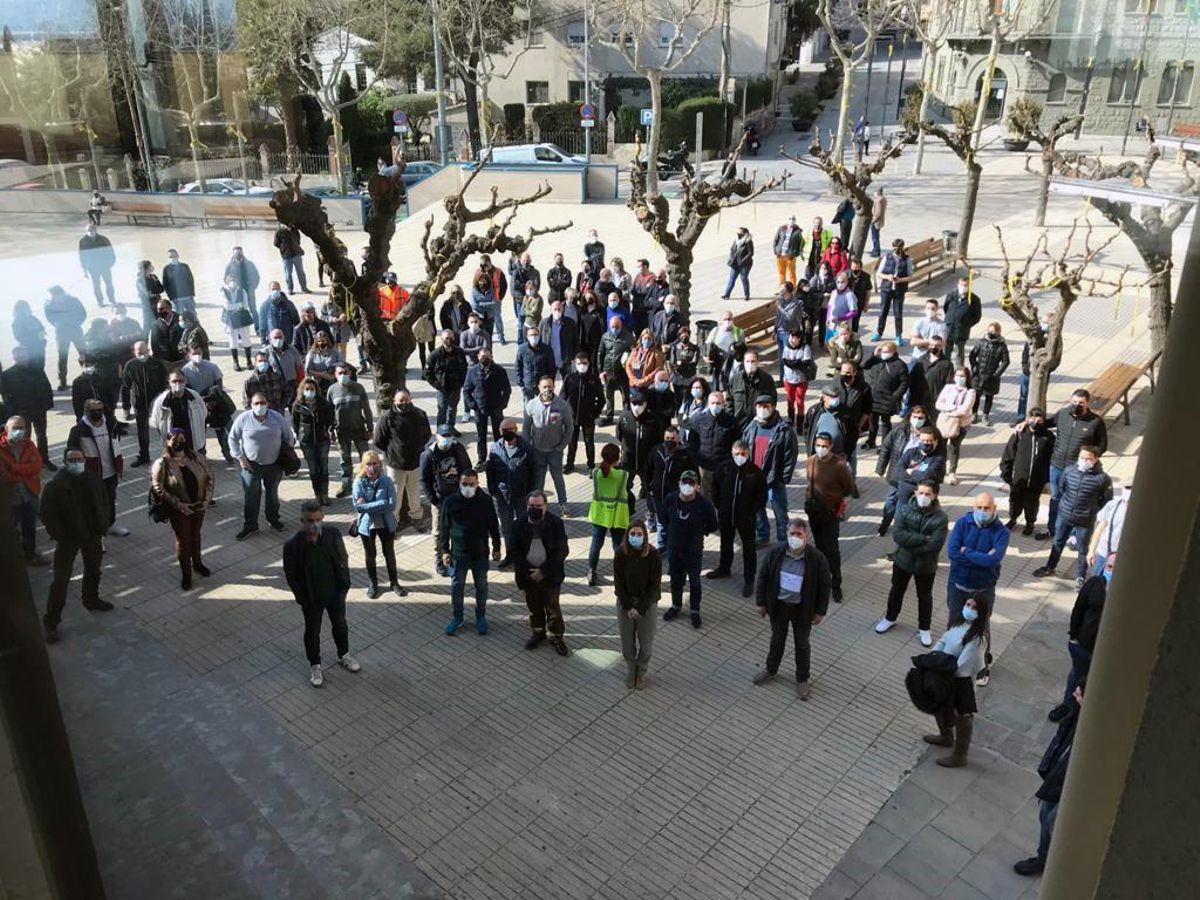 El equipo de gobierno local con los representantes de los trabajadores afectados El equipo de gobierno local con los representantes de los trabajadores afectados