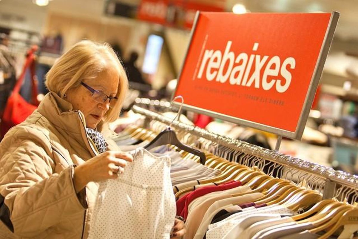 Un compradora busca rebajas en un gran almacén de Barcelona. Un compradora busca rebajas en un gran almacén de Barcelona.