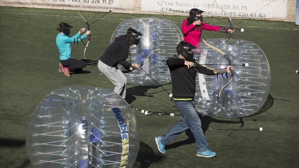 Cuatro arqueros neófitos juegan a Archery Tag en Valldaura Sports. Cuatro arqueros neófitos juegan a Archery Tag en Valldaura Sports.