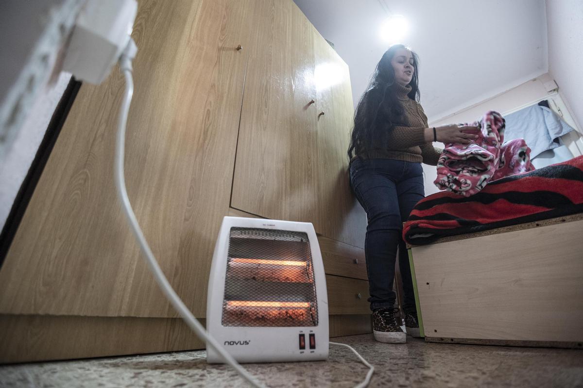 Maricela Muñoz, con una hija de ocho años, sufre pobreza energética.