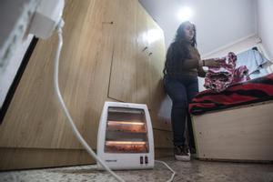 Maricela Muñoz, con una hija de ocho años, sufre pobreza energética.