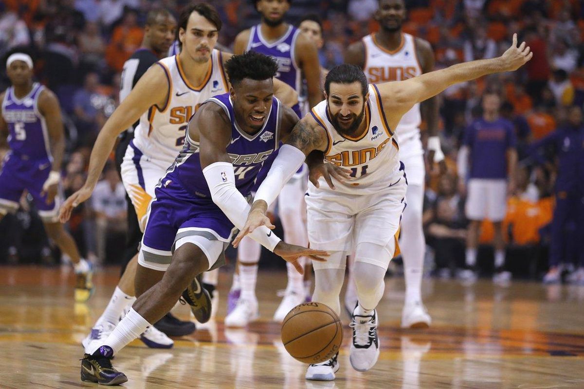 Ricky Rubio pelea por el control del balón con Buydde Hield. Ricky Rubio pelea por el control del balón con Buydde Hield.