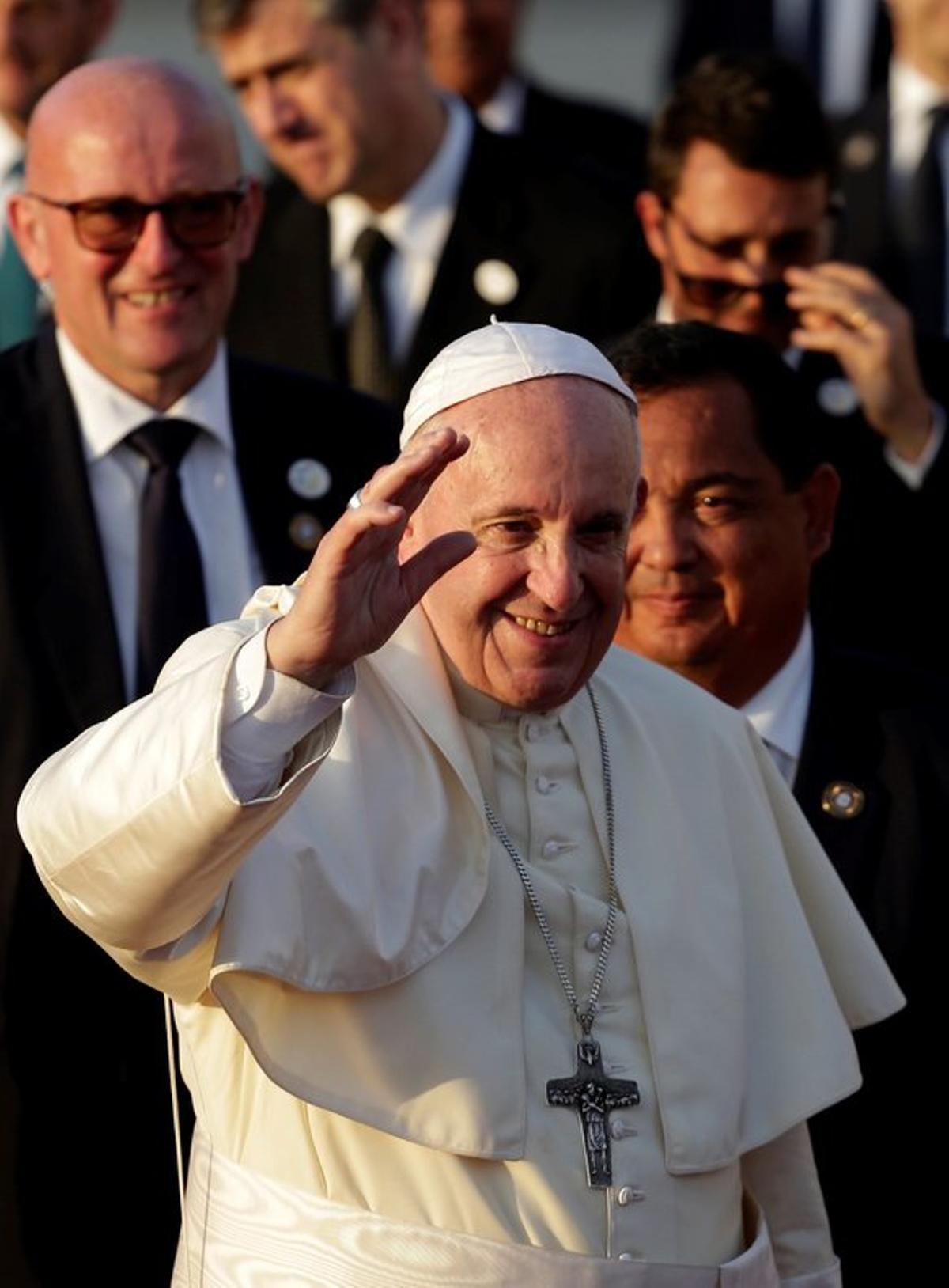 El Papa dice que nunca eliminará el celibato de los sacerdotes