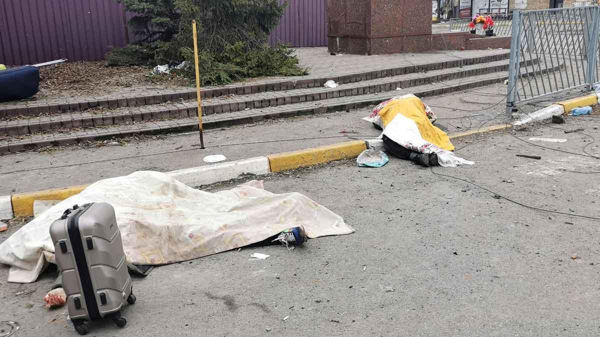Al menos ocho civiles mueren en un ataque ruso en Irpin. En la foto, dos personas de la misma familia yacen muertas en las calles de Irpin. Ambas personas trataban de huir con sus pertenencias en una maleta en el punto de evacuación de la ciudad en una intensa jornada de bombardeos.